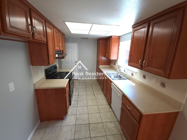 Building Photo - Cute Florin Area 3bd/2ba House with 2 Car ...