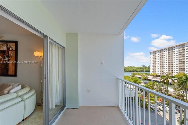 Building Photo - 500 Bayview Dr