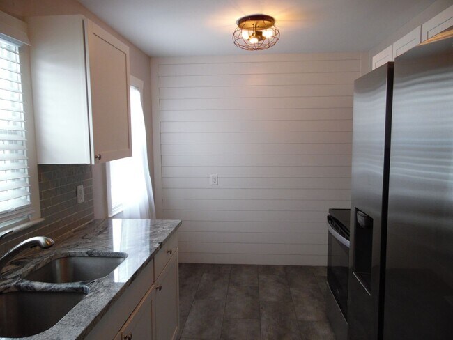 Building Photo - 2813 Henderson Dr