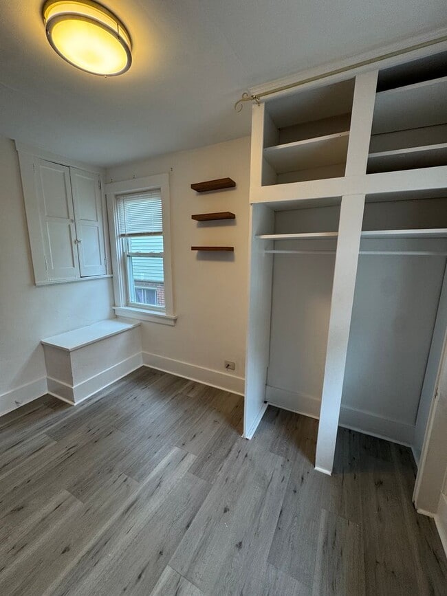 Building Photo - 3 Bedroom 1.5 Bath in Dormont! Off Street ...