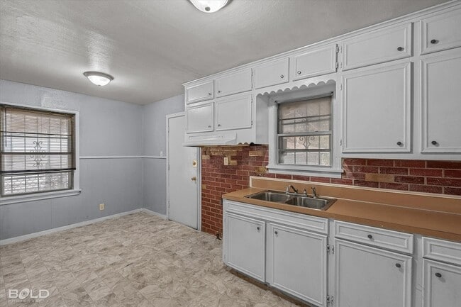 Building Photo - 2754 Lakehurst Ave