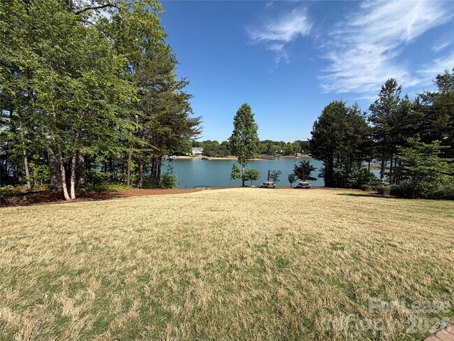 Building Photo - 163 Beacon Dr