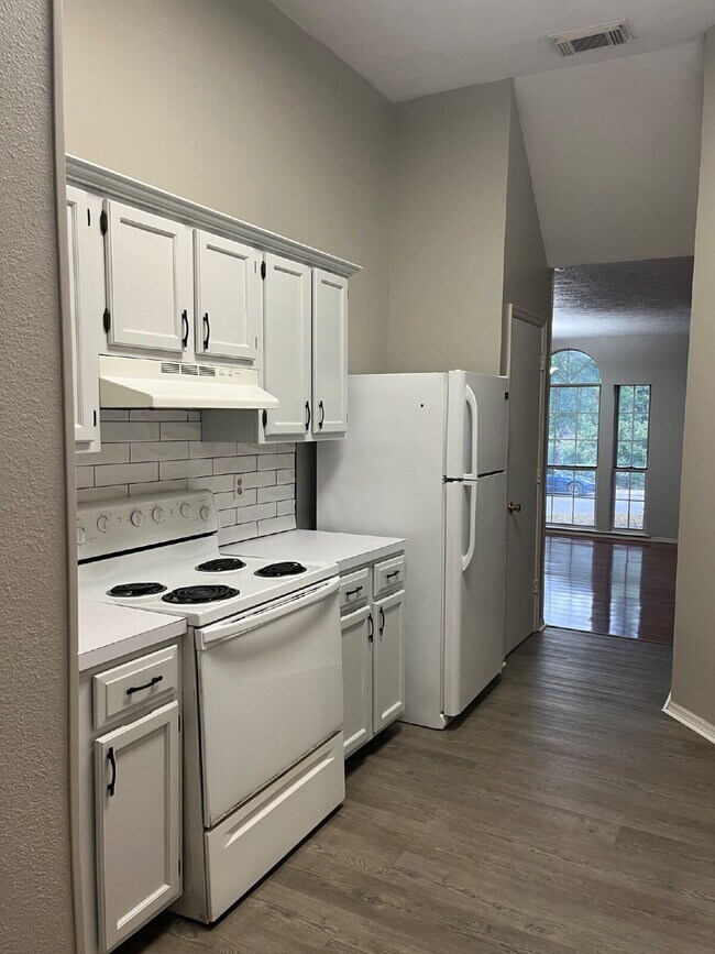 Building Photo - "Spacious 3-Bedroom Oasis with 2 Full Bath...