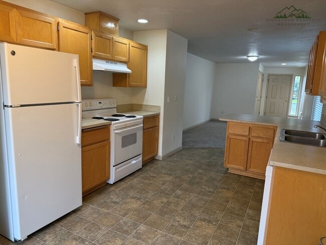 Building Photo - Updated 2 Bedroom, 2 bath Duplex in Springfield