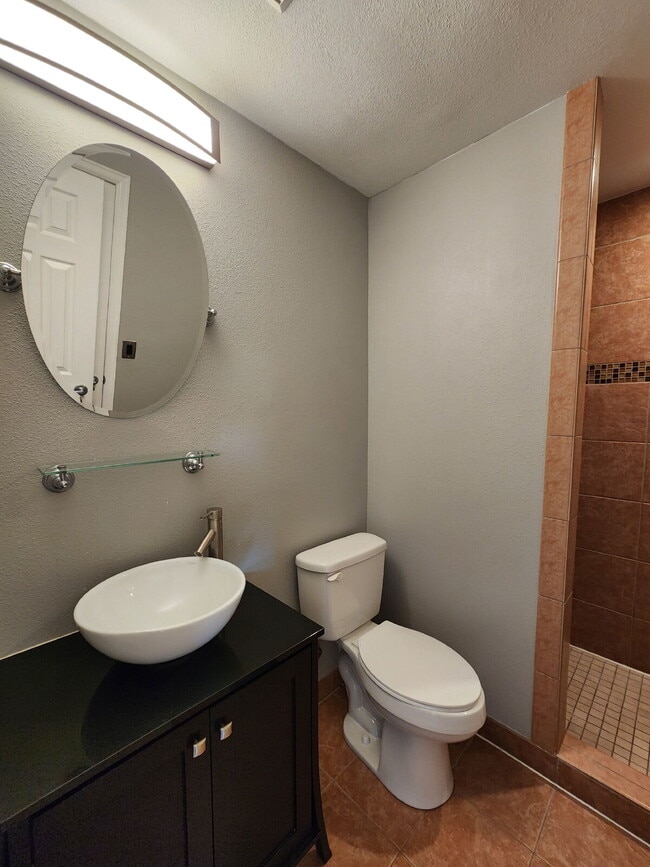 Building Photo - Beautiful 3 Bedroom Home In Great Neighborhood!