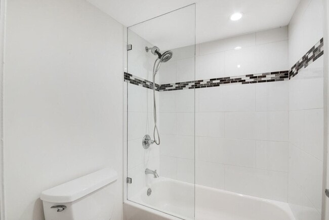 Building Photo - 1147 Hillsboro Mile