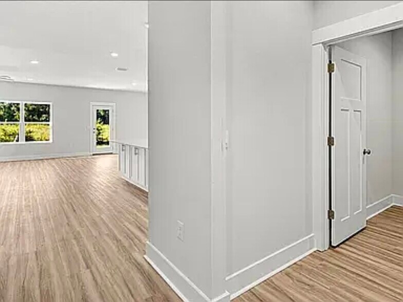 Building Photo - 5583 Clarity St