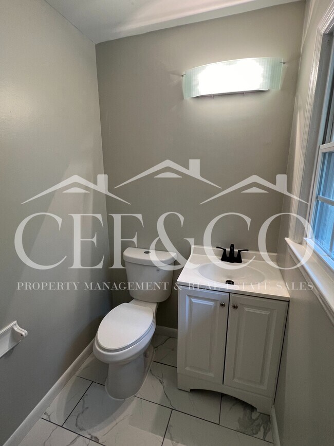 Building Photo - 421 Zellen Dr