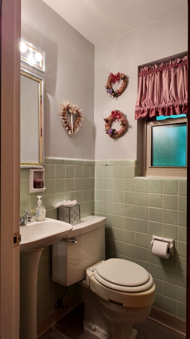 Building Photo - Charming 3-Bed Madeira Schools Home