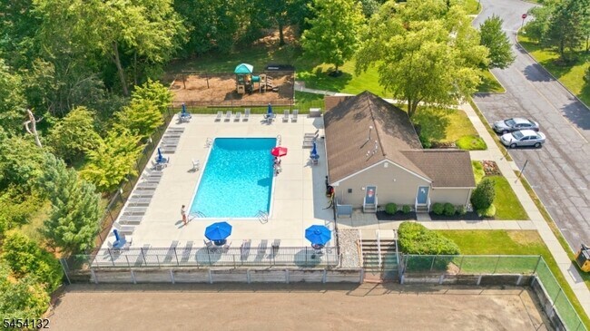 Building Photo - 703 Porter Way W