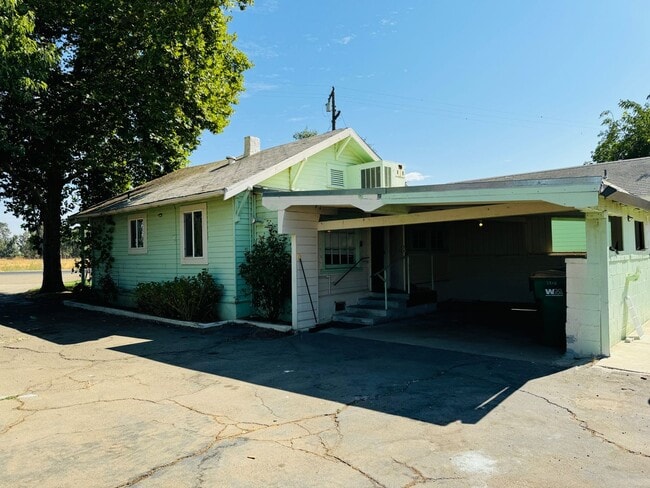 Building Photo - Coming Soon! Cute Two Bed, Two Bath Countr...