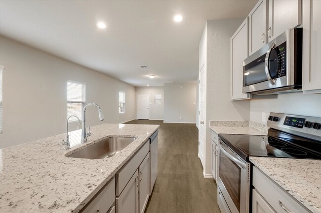 Building Photo - Well-Maintained Home with Modern Conveniences