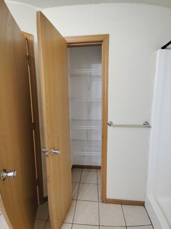 Building Photo - 2 bedroom, 1 bathroom apartment in Wickliffe