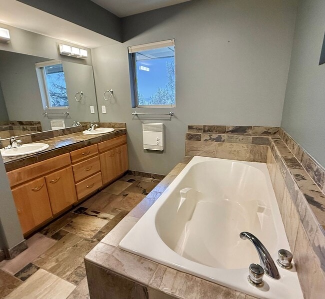 Building Photo - 4 Bedroom Home in Awbrey Butte Neighborhood – Unfurnished, Short Lease