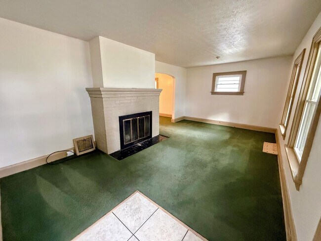Building Photo - Four bedroom one bathroom home for rent