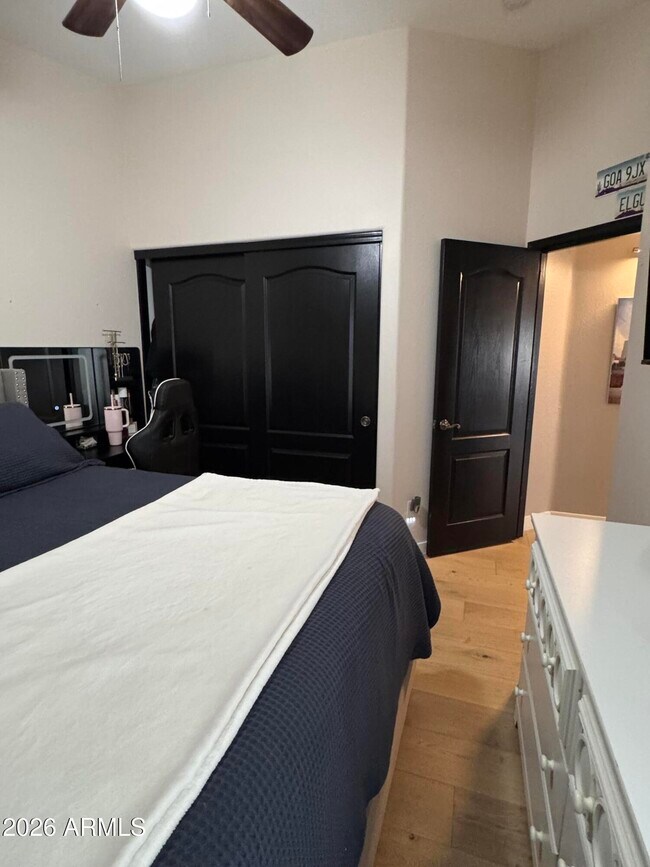 Building Photo - 734 E Kelsi Ave