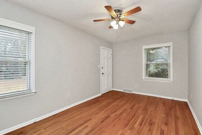 Building Photo - 3BD/1BA All Brick Ranch on One Acre!