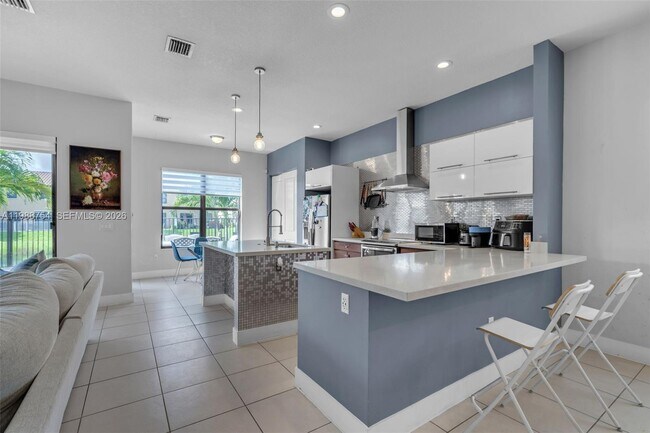 Building Photo - 3332 W 95th Terrace