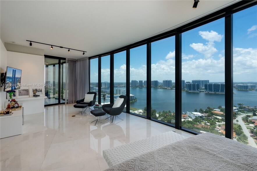 Building Photo - 18555 Collins Ave