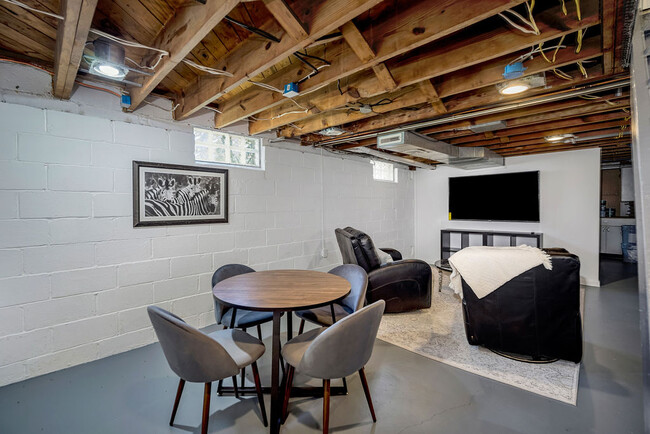 Building Photo - 1128 Exter Dr