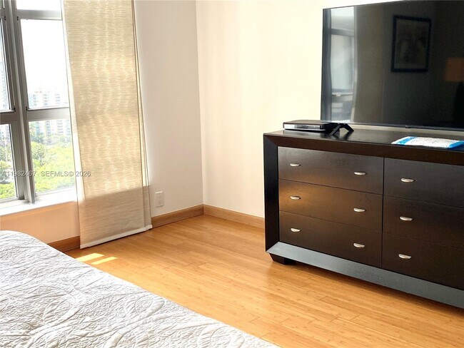 Building Photo - 3500 Mystic Pointe Dr