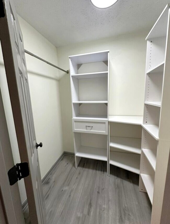 Building Photo - 105 Tomlinson Dr