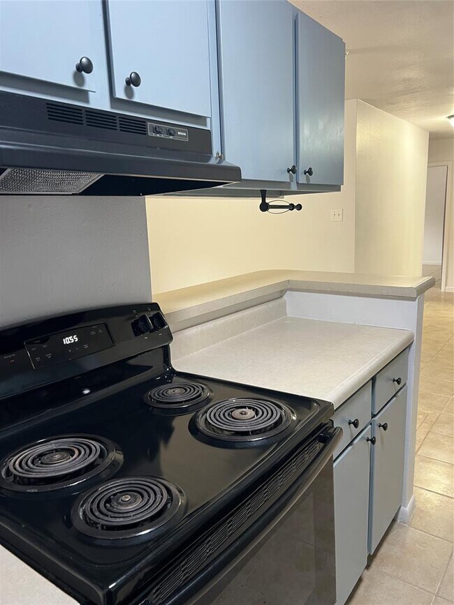 Building Photo - 1301 Greenlawn Pkwy