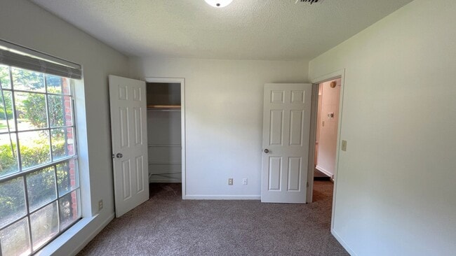 Building Photo - Lovely 3-Bedroom