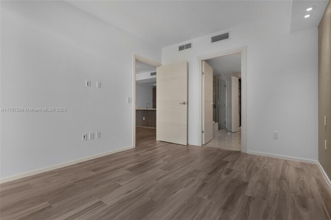 Building Photo - 801 S Miami Ave