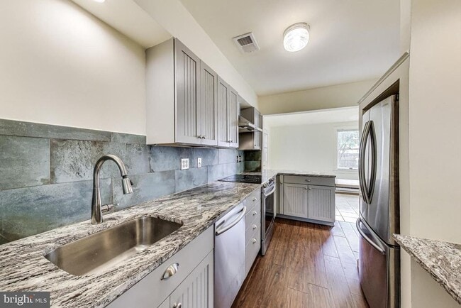Building Photo - 5516 Greentree Rd
