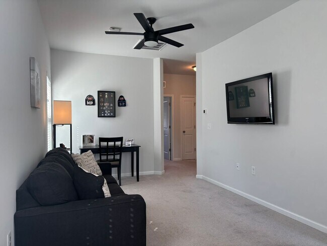 Building Photo - Beautiful 3-Bedroom Home in Copley Farm! Available Jul 1, 2026