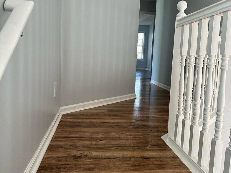 Building Photo - Room in House on Lakeview Rd