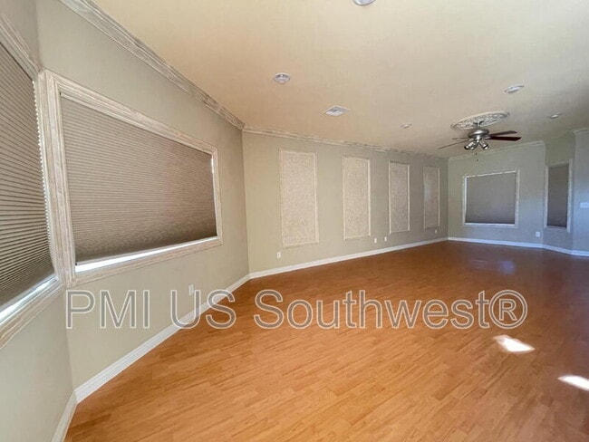 Building Photo - 2549 Country Club Dr