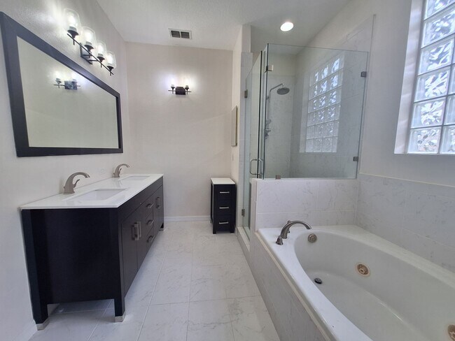 Building Photo - Charming 3-Bedroom Home with Spacious Back...