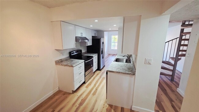 Building Photo - 650 Tennis Club Dr