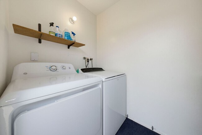 Building Photo - Charming 2-Bedroom Townhouse for Rent in Huntington Beach!