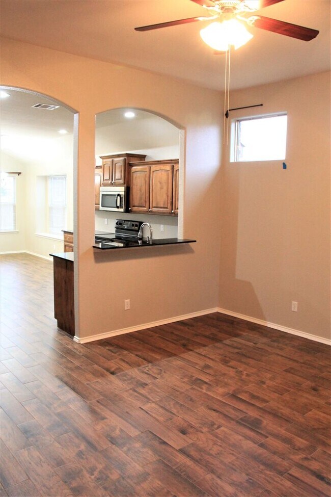 Building Photo - Beautiful Home in Twin Mills close to Bail...