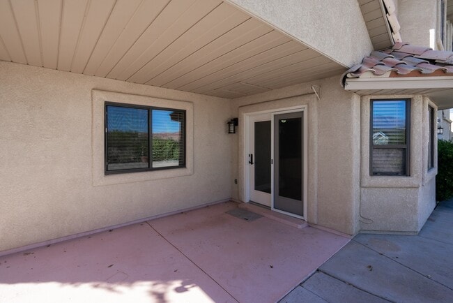 Building Photo - Spacious 6 Bedroom Home with a Balcony!