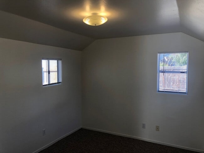 Building Photo - 5455