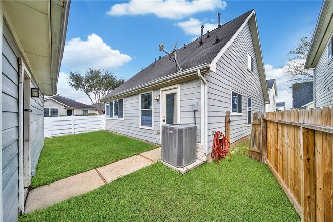 Building Photo - 11940 Chanteloup Dr