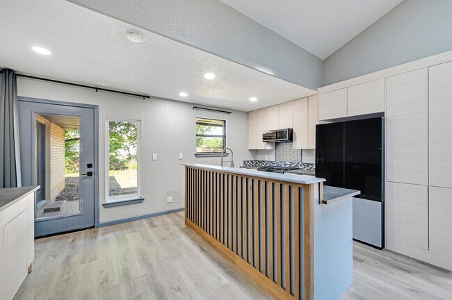 Building Photo - 2107 Darwin Dr