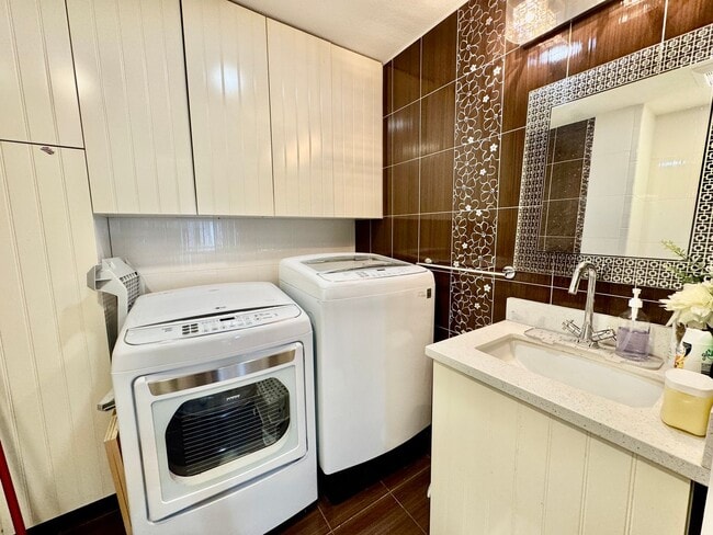 Building Photo - Stylish 3Bed/2.5Ba Daly City Home with Mod...