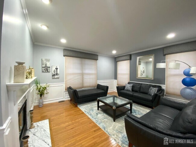 Building Photo - 2 Hampshire Pl