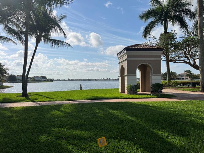 Building Photo - 4926 Ave