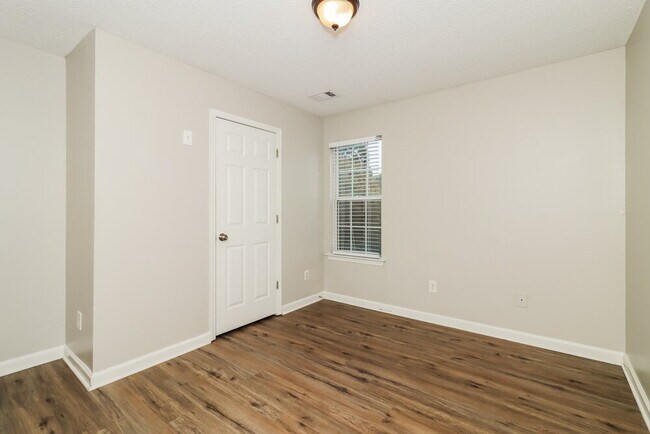 Building Photo - 118 Bainbridge Ct