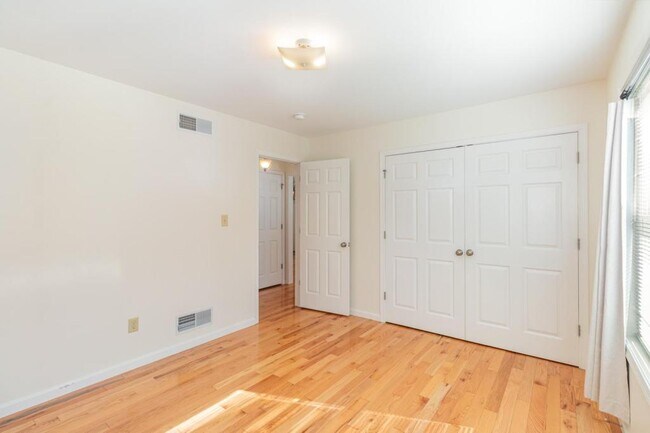 Building Photo - 927 E Lisburn Rd