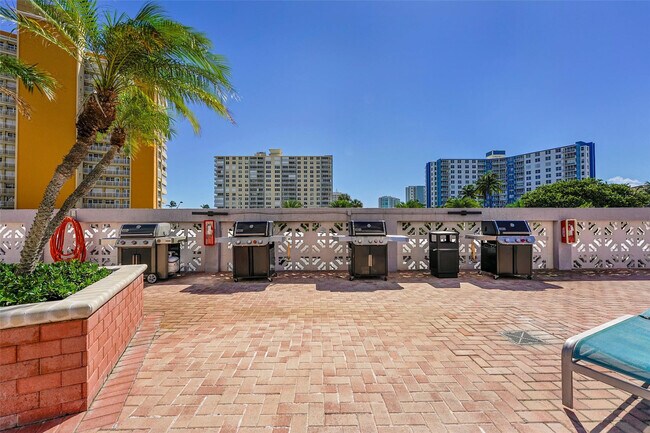 Building Photo - 405 N Ocean Blvd