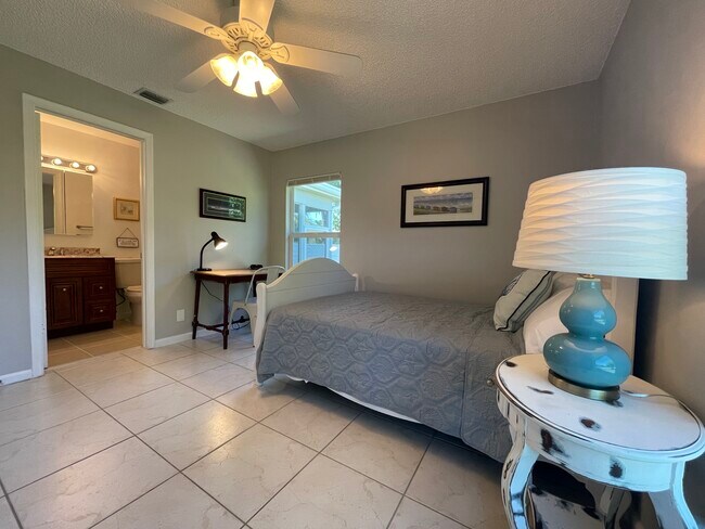 Building Photo - 8043 SE Highpoint Way