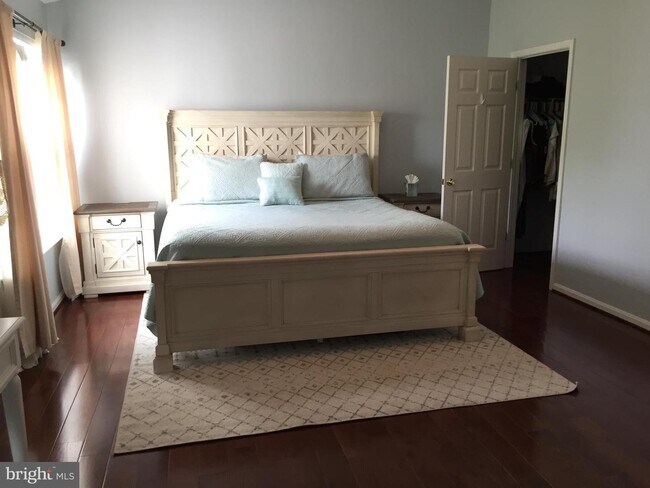 Building Photo - Absolutely Stunning townhome in the heart of Bristow. 3 bedroom, 2 full bathrooms and 2 half baths.