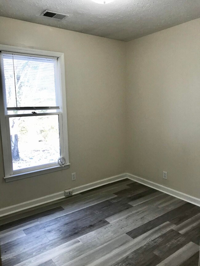Building Photo - 501 Oak Leaf Dr
